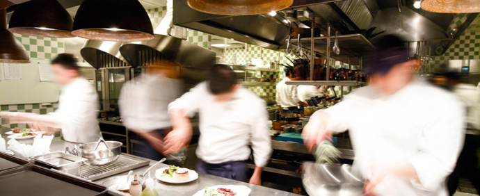 飲食店の開店祝い花はどっちを選ぶ？定番スタンド花 vs 長持ち・格調ある胡蝶蘭