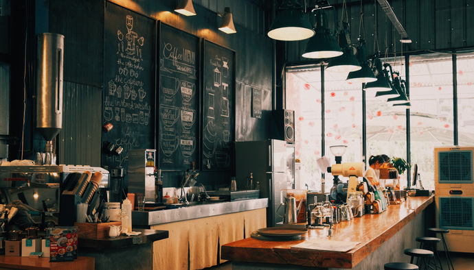 カフェ・雑貨店の開店祝いに胡蝶蘭が選ばれる理由｜空間に調和する贈り方のコツ